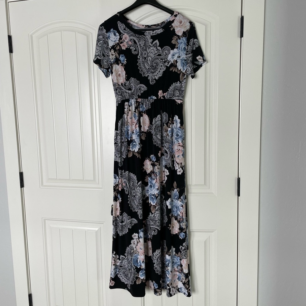 Darling knit dress, pretty floral, super flattering